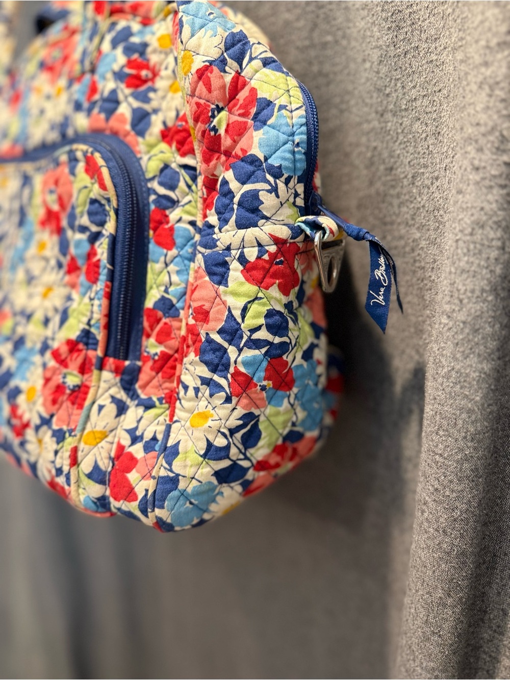 Vera Bradley Quilted Travel Bag “Summer Cottage” Pre-owned. Fair condition - Picture 6 of 12